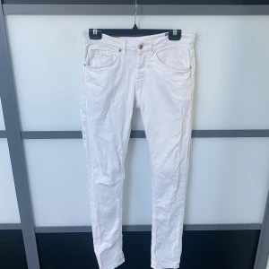 Vita Dondup George jeans - Snygga vita jeans från Dondup i storlek 30 och formen george/slim fit.