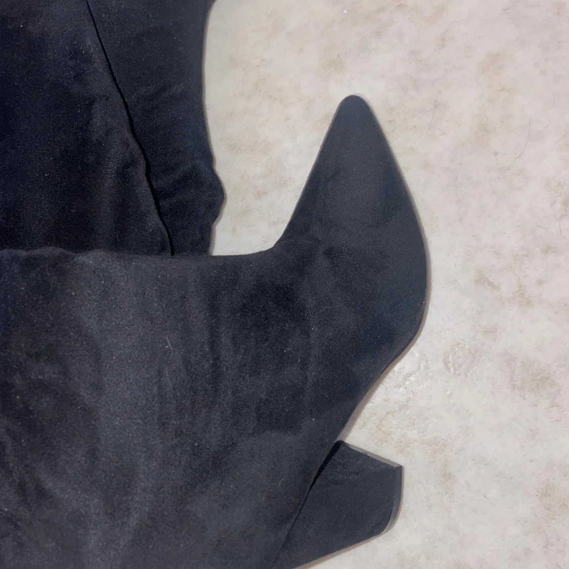 Svarta höga mockastövlar med klack - 1