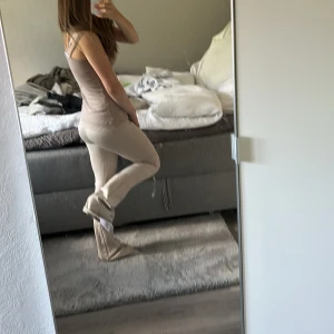 Beige ribbade byxor från Aim'n XXS - Säljer ett par snygga ribbade byxor från Aim'n i beige färg. De är högmidjade och har en tight passform upptill med utsvängda ben. Materialet är mjukt och väldigt stretchigt tyvärr för långa för mig 💗