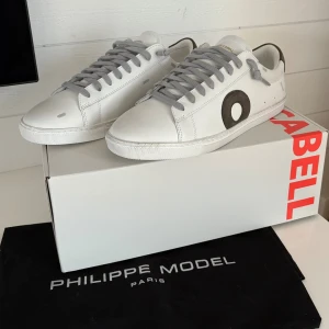 Vita sneakers från Oliver Cabell, strl 42 - Helt nya äkta sneakers från Oliver Cabell i skinn. Säljes helt oanvända med låda och dustbag. Köpta från USA för 2500kr (inklusive moms + tull)