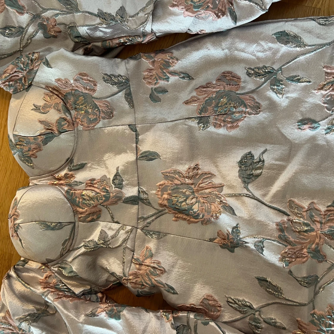 Blommig silverfärgad kortklänning - 1