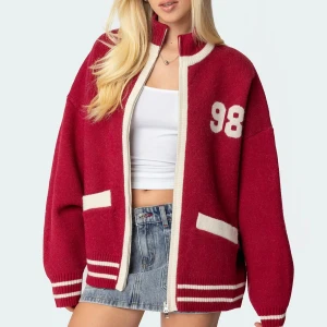 Röd kofta/jacka med dragkedja från Edikted - Superfin oversized röd kofta/jacka från Edikted med siffran 98 på både fram- och baksida i storlek S. Helt nyskick, aldrig använd med lapp i! Säljer för 450 kr, nypris ligger runt 600 ❤️❤️