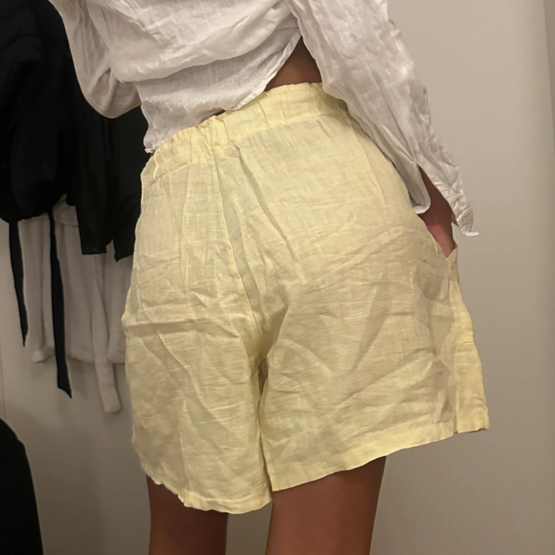 Ljusgula linneshorts med snörning - 1