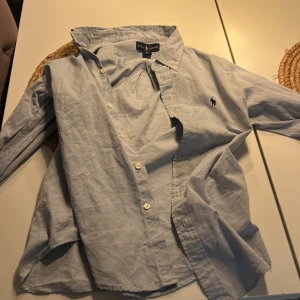 Ljusblå skjorta från Ralph Lauren - Köpte denna varan och så visa den sig vara för stor för mig och den är helt ny så säljer den för halva priset! Vid snabb affär går priset att diskuteras