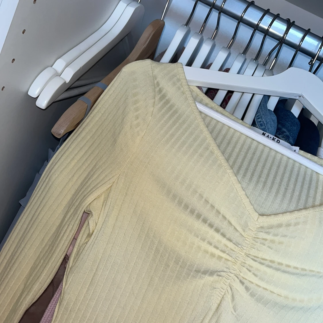 Ljusgul ribbad topp från NA-KD❤️ - 1