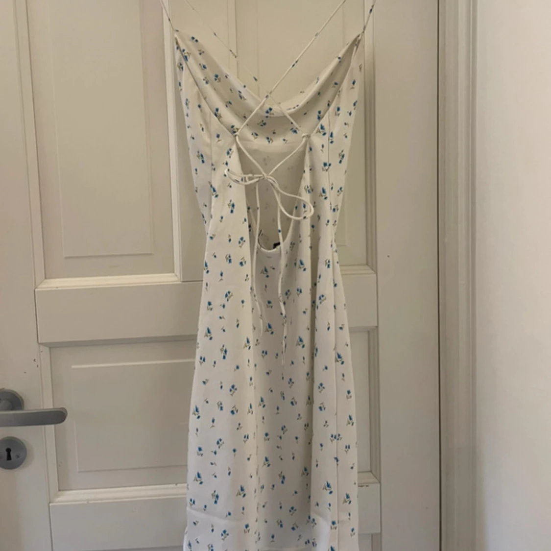 Vit blommig kortklänning med snörning - 1