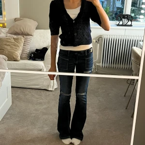 Söt Mörkblå kofta - Säljer en mörkblå stickad kofta med korta ärmar och v-ringning. Koftan har fina stickade detaljer med knäppning framtill. Perfekt nu till hösten!🍂