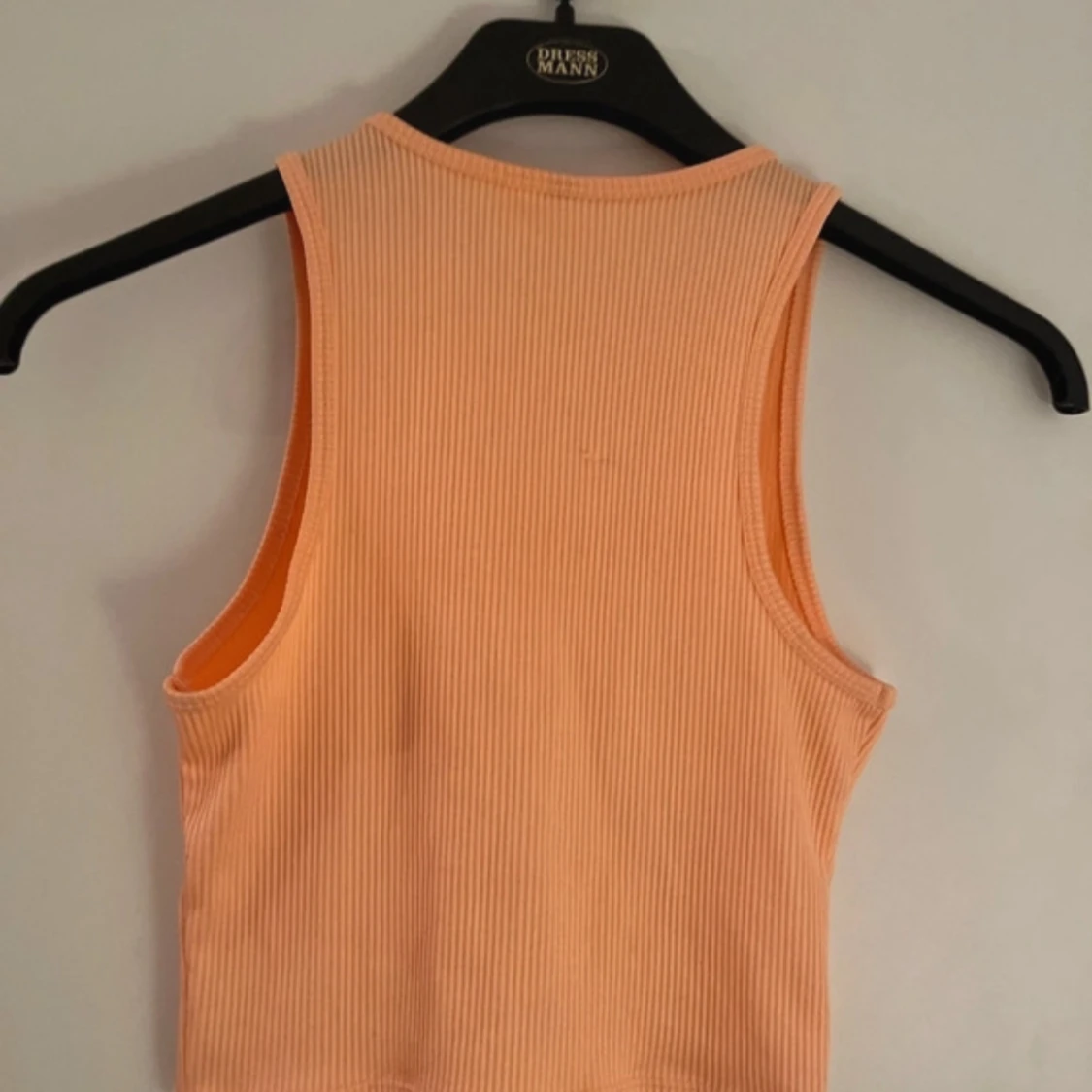 Ribbad persikofärgad linnetopp - 1