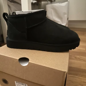 Svarta uggs - Säljer ett par svarta uggs, aldrig använda. Säljer dom på grund av att jag var för sen med och returnera och dom är lite för stora.