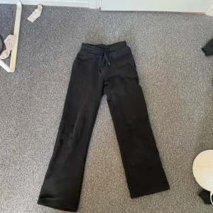 Svarta mjukisbyxor från Gina Tricot XXS - (De har inga fläckar på sig om de ser ut som de, de är endast damm isåfall då de legat i min garderob länge, !!tvättar såklart innan jag skickar !!)