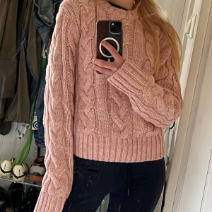 Trendig rosa kabelstickad tröja från ”& Other Stories” - Perfekt till höst och vinter! Oanvänd supersöt  tröja från & Other Stories i ljusrosa. Köpte fel storlek och glömde byta. 