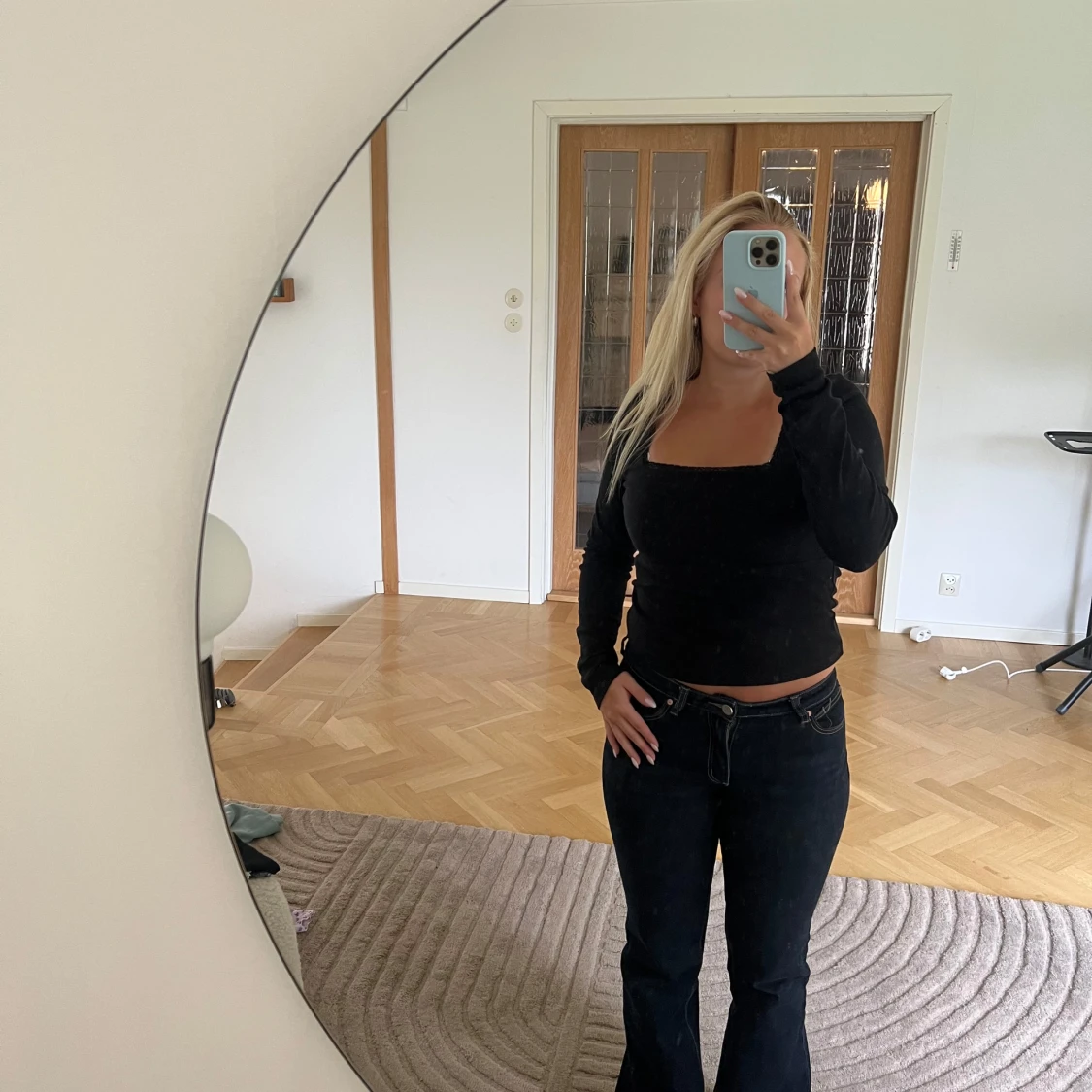 Svart långärmad topp med fyrkantig ringning