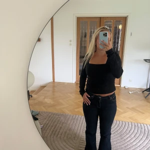 Svart långärmad topp med fyrkantig ringning - Säljer en svart långärmad topp med snygg fyrkantig ringning från USA. 🇺🇸 