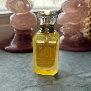 Kayali Capri Lemon Sugar Parfym - Kayali Capri in a Bottle Lemon Sugar 14. Snygg och trendig parfymflaska som sticker ut i samlingen. Perfekt för dig som vill ha något unikt och fräscht i din vardag. Volym och ingredienser syns ej på bilderna. 10 ml se bild hur mycket som använts 