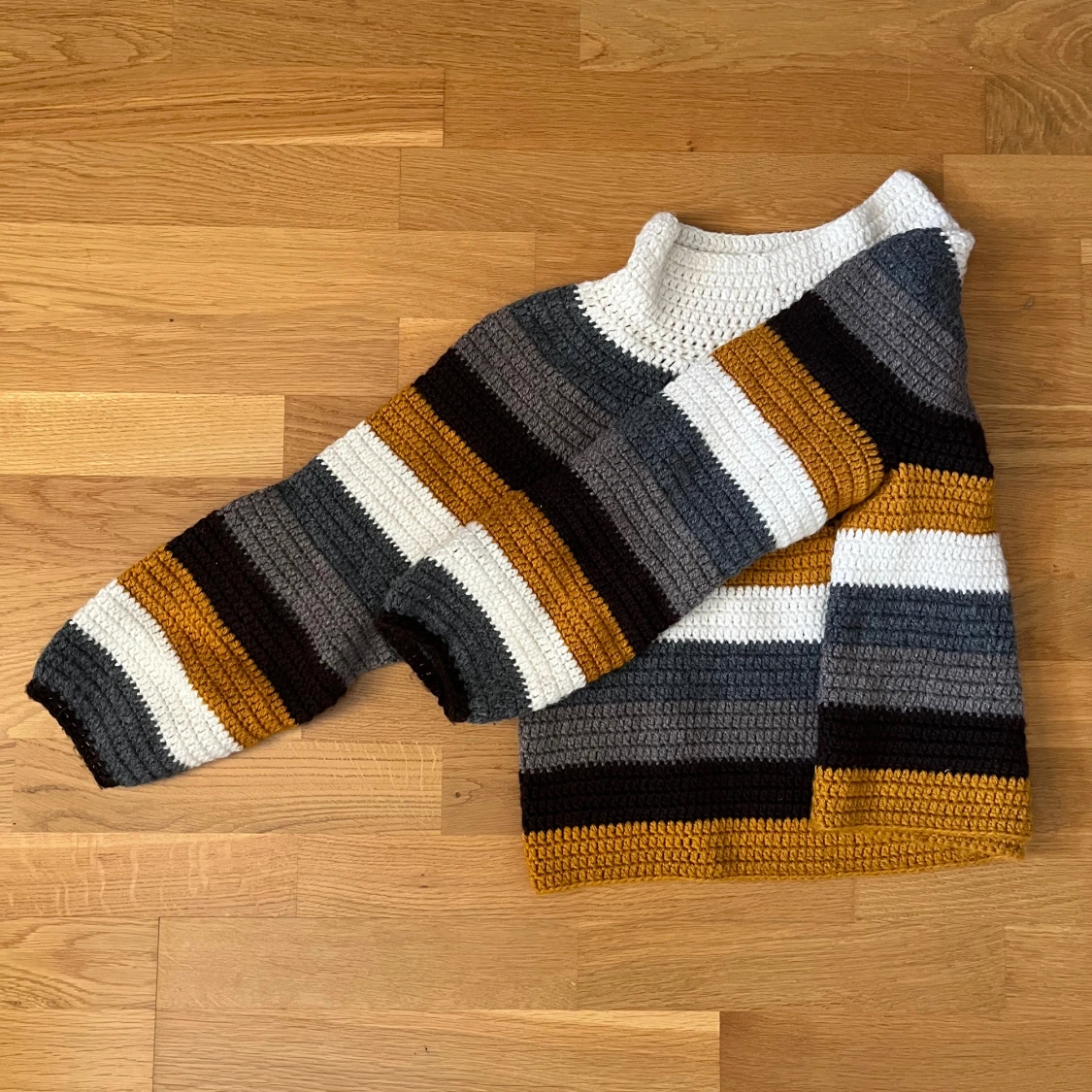 Randig handgjord tröja i höstfärger