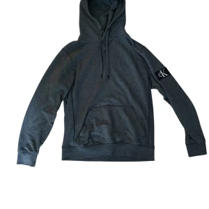 Calvin Klein Hoodie - Säljer en Calvin Klein hoodie i mycket bra skick (9/10) Väldigt sparsamt använd Sitter som strl M