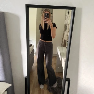 Mjukisbyxor Ida Carlsson X madlady - Gråa mjukisbyxor från Ida Carlssons kollektion med Madlady✨