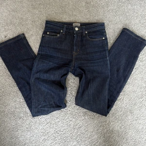 Jeans blå xs Filippa K - Snygga blå jeans i storlek XS från Filippa K. klassisk framfickedesign och passar till alla möjliga sorters plagg.