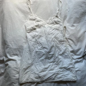 Vit kort klänning - Vitklänning från Zara 💛  Storlek M men skulle säga att den passar xs/s Köparen står för frakten