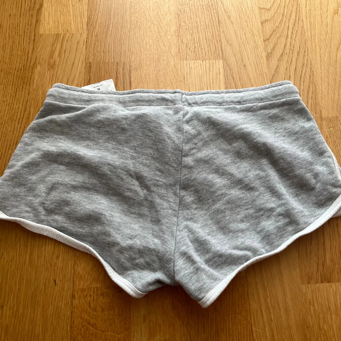 Grå mjuka shorts från Sister XS - 1