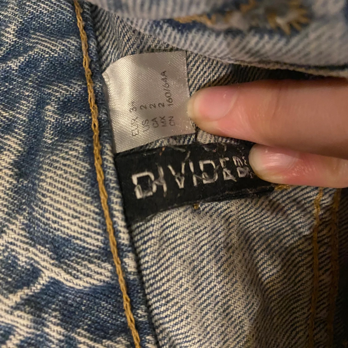 Blå ripped jeans från Divided - 1