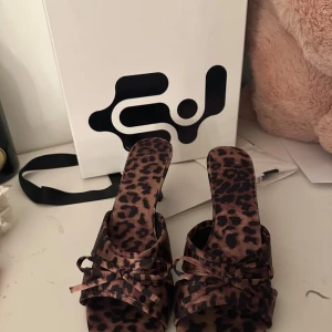 Leopard klackar - Säljer ett par jätte fina eleganta leopard klackar, aldrig använt,storlek 39 passar 38❤️