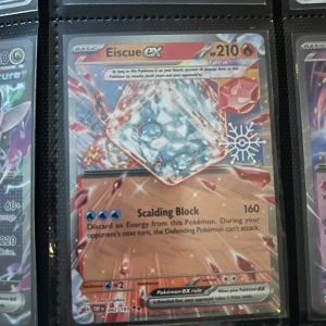 Eiscue ex - Coolt Pokémonkort med Eiscue ex! Med 210 HP och kraftfulla attacker är detta kort perfekt för samlare och spelare som vill stärka sin lek. Snygg design och glittrande effekt gör det extra eftertraktat bland unga Pokémonfans.