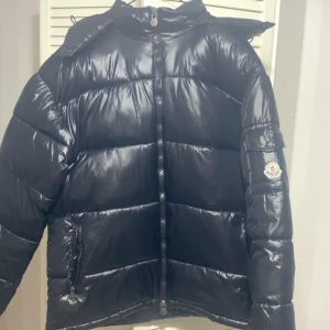 Svart Moncler pufferjacka med huva - Gammla modellen är inte äkta men är A kopian nfc funkar och är perfekt har inte använt enda gång