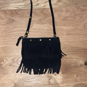 Svart handväska med fransar -  Jättegullig svart handväska i mocka imitation från H&M ❤️