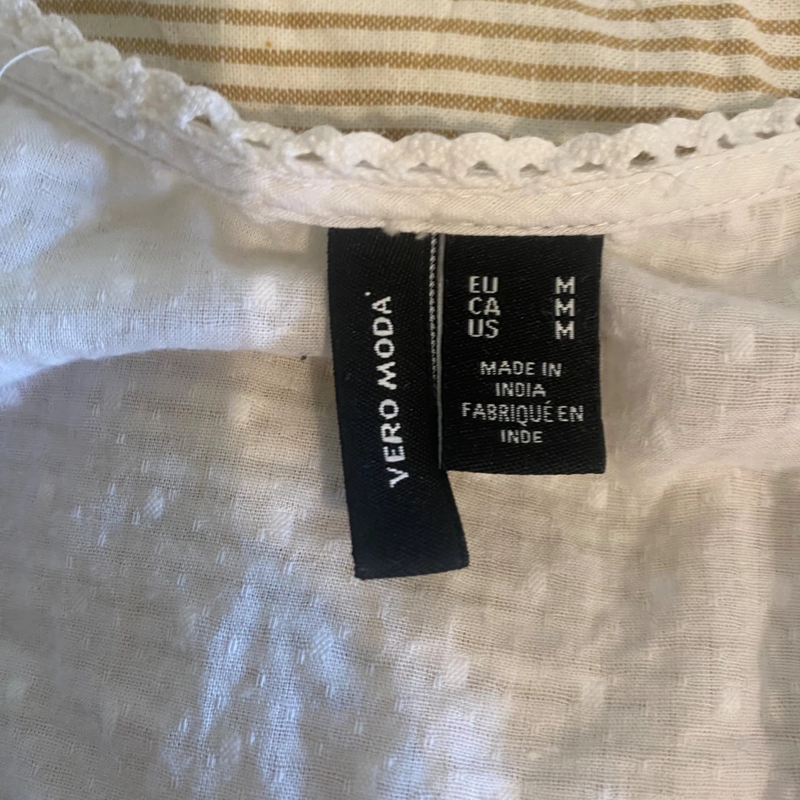 Vit blus med volang och spetsdetaljer - 4