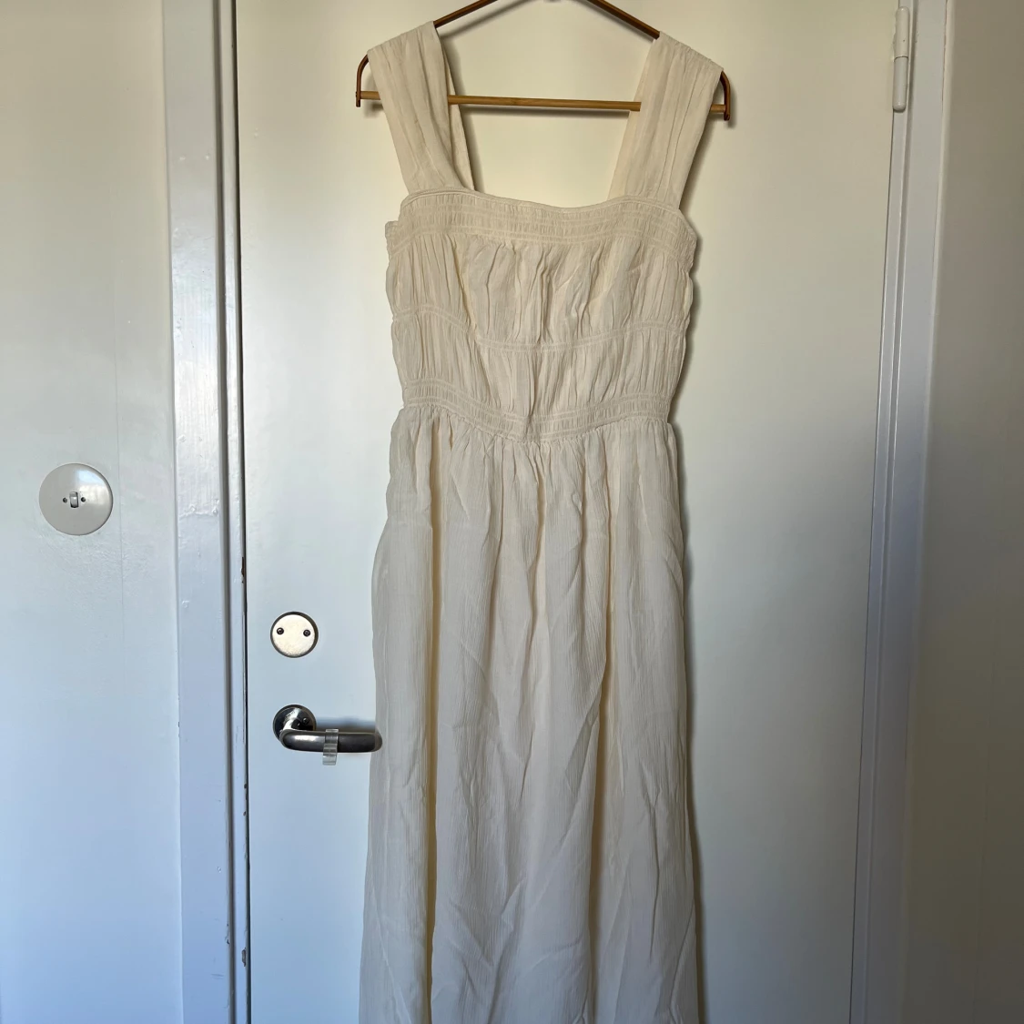 Ljus midiklänning från H&M