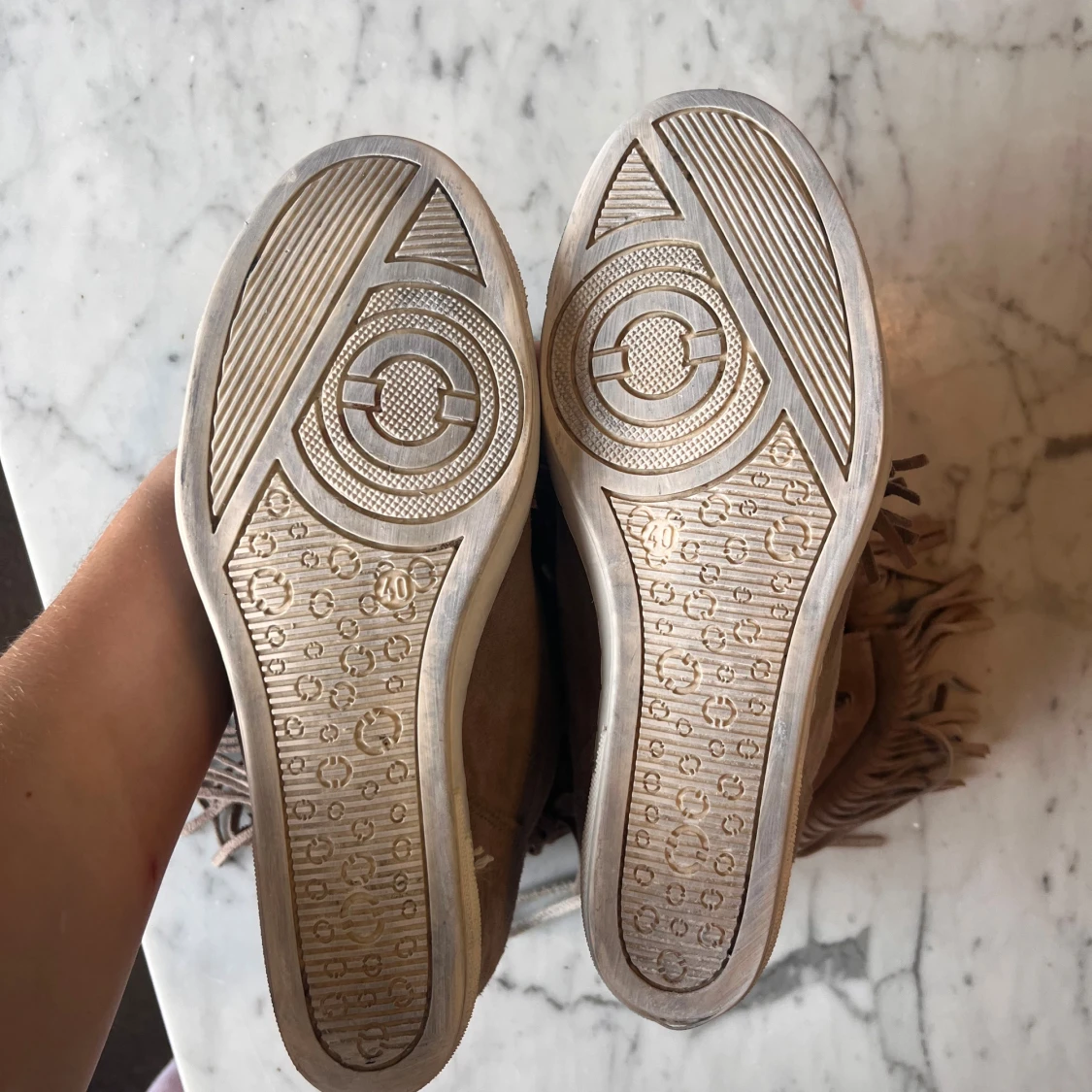 Beige sneakers med fransar och kilklack - 4