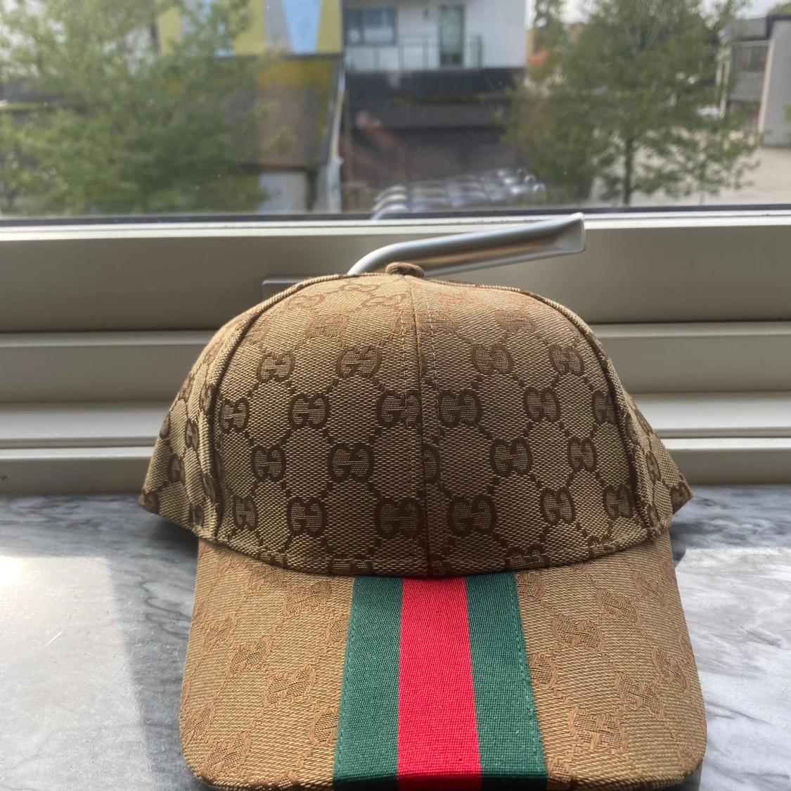 Gucci keps med GG-mönster och röd/grön rand
