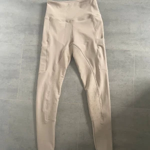 Beige ridleggings från ZacZess - Beige ridleggings från ZacZess i storlek S