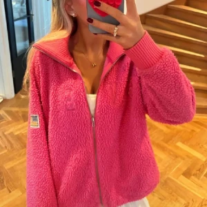 Svea fleece - Så grymt snygg fleece som var så svår att få tag i, köpt för 800! Säljer då den var för kort för mig som är runt 180 cm🩷🩷🩷 så galet cool fleece wowsiii🩷🩷 Liten i storleken 