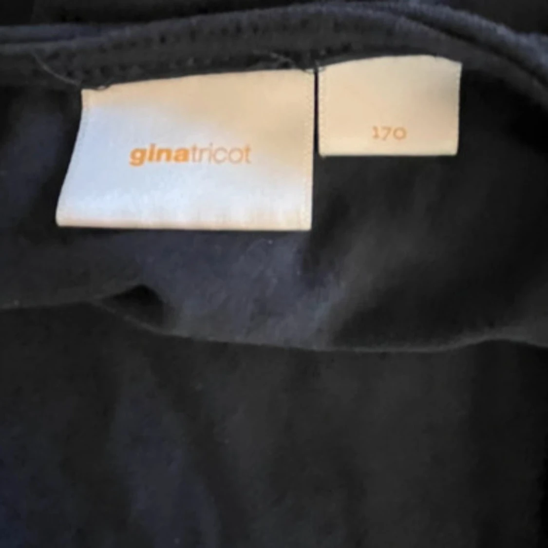 Svart kortärmad topp från Gina Tricot - 1