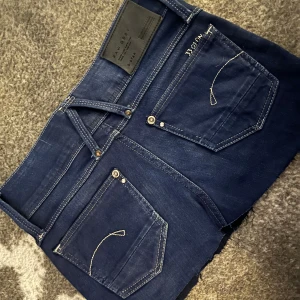 Mörkblå jeanskjol från G-Star RAW - Skinny jeans från 2000-talet som jag sytt om till en jeans kjol, när man använde den så kommer den att bli snyggare längst ner 💕💕