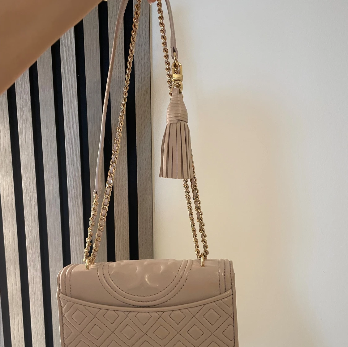 Beige/ ljusrosa axelväska från Tory Burch - 1