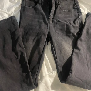 Svarta byxor från SHEIN, storlek XS - Svarta byxor från SHEIN i storlek XS. Klassisk femficksmodell med dragkedja och knapp framtill. Byxorna är tillverkade i ett mjukt material med lite stretch. Perfekt för vinter