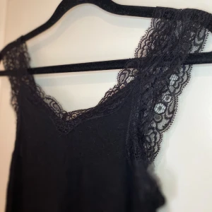 Svart spetslinne - Ett supersöt svart linne med tjocka spets band