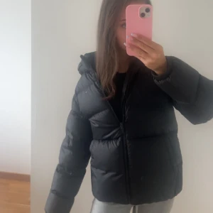 Svart pufferjacka från Tommy Hilfiger - Säljer en svart oversized pufferjacka från Tommy Hilfiger med huva och dragkedja. Strl 164 men passar dig som har Xs eftersom den är väldigt stor o storleken. Inga defekter eller tecken på slitage. Köpt för 2300kr. Kontakta gärna mig om ni har frågor