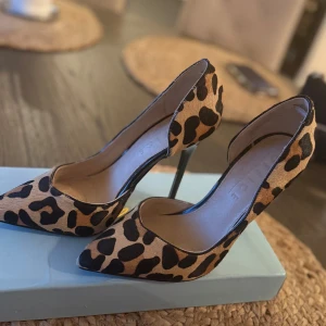 Leopardmönstrade klackskor från Office London  - Snygga pumps från Office London med leopardmönster i beige och svart. Skorna har spetsig tå och hög klack, 