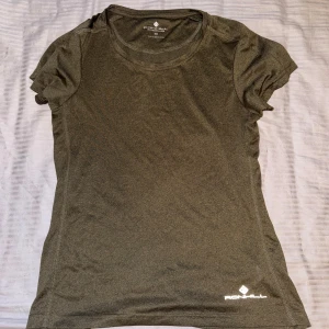 Grön tränings-tshirt från Ronhill XS - Sportig grön t-shirt från Ronhill i storlek XS. 