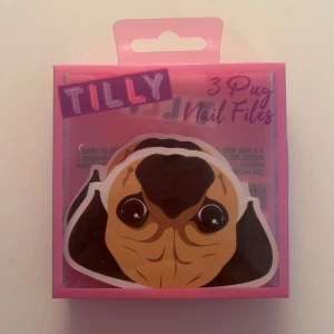 Tilly nagelfilar med mopsmotiv - Tre nagelfilar i söt förpackning med mopsmotiv från Tilly. Filarna är formade som ett mopsansikte i beige och bruna toner. Veganvänlig produkt.