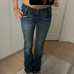Lee jeans  - Sååå snygga low waist bootcut jeans från lee!! De är i mycket bra skick🙌🏼 jag har spretat de längst ner vid benen (bild 5) för att få de att bli lite längre💖