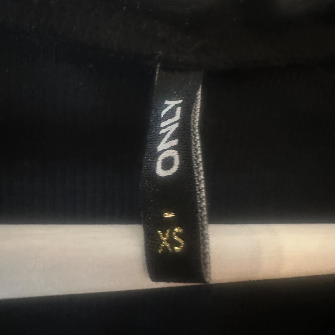 Svart ribbad topp från ONLY - 2