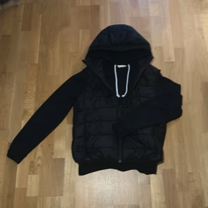 Svart väst - Svart väst ifrån HM, perfekt för hösten.