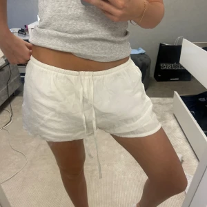 Linneshorts - Linneshorts från pull & bear som tyvärr är lite för stora!!! kontakta för fler bilder samt prisförslag