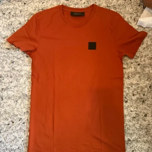 Orange t-shirt från Peak Performance - Peak Performance Tröja – Orange 👕 Storlek: S 🧡 Färg: Orange ✨ Skick: 9/10 – sparsamt använd, mycket fint skick 💎 Märke: Peak Performance