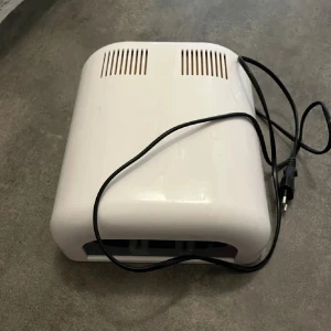 Uv lampa  - Äldre modell men funkar utan problem, man får även med extra ljusrör!! 